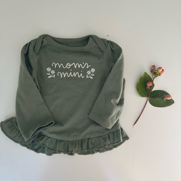 Adorable Baby Bundle of Clothing - Picture 2 of 7